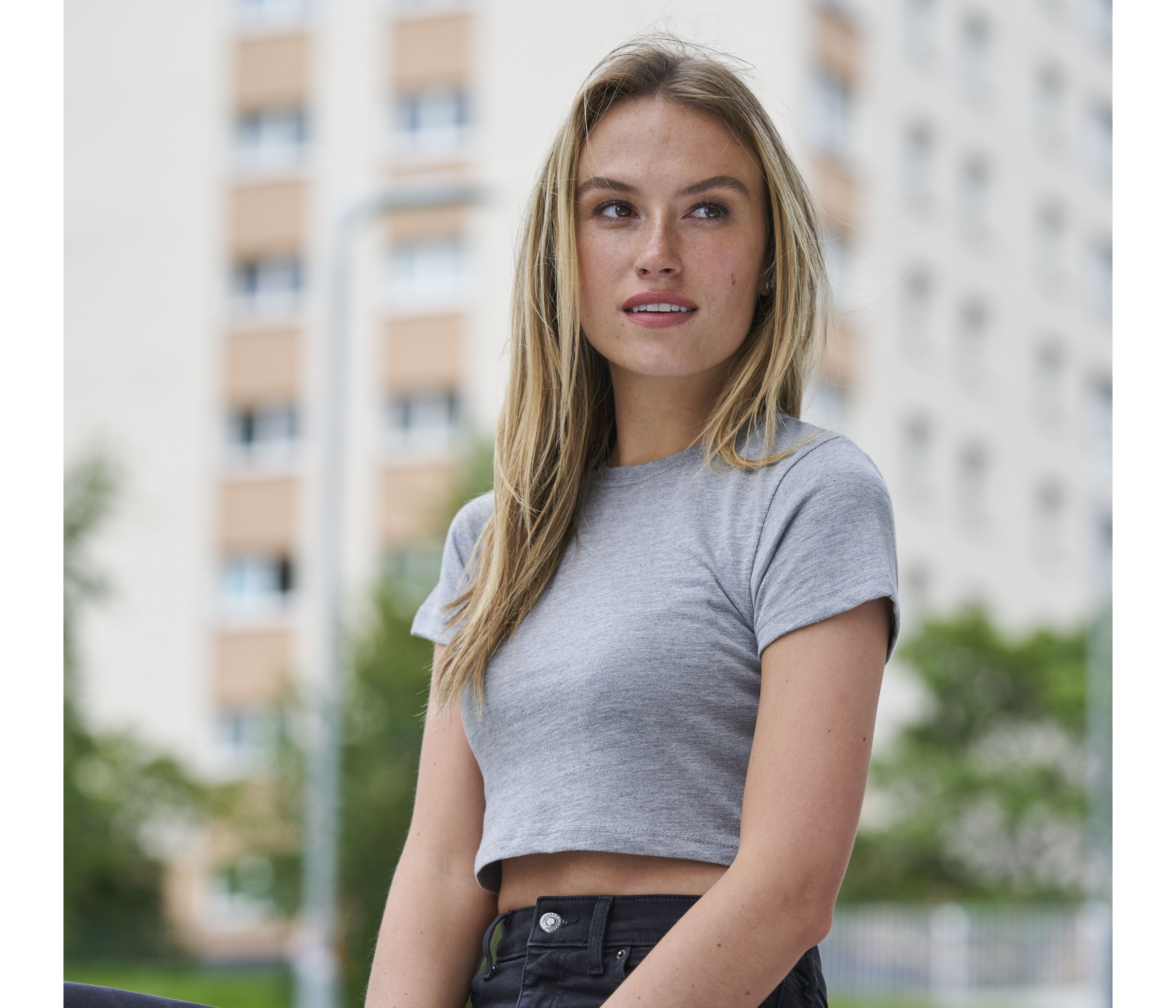WOMEN'S TRI-BLEND CROPPED T